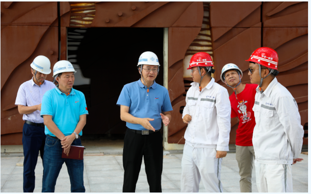 歡迎三沙市市委常委，市長鄧忠蒞臨我司承接的三沙廣場項目，三沙文體館項目現(xiàn)場調(diào)研并指導(dǎo)